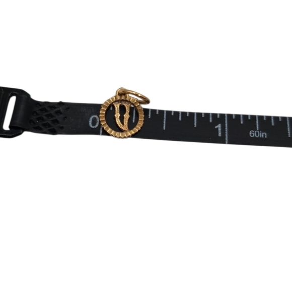 10k Gold Circle Pendant Charm Letter V - Picture 5 of 9